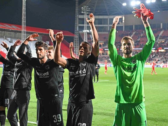 30.09.2021, xjhx, Fussball UEFA Europa League, Royal Antwerpen - Eintracht Frankfurt emspor, v.l. Jubel Freude über den Sieg Torjubel nach dem Tor zum celebrating the goal celebrate 0:1 Goncalo Paciencia (Eintracht Frankfurt) Timothy Chandler (Eintracht Frankfurt) Kevin Trapp (Eintracht Frankfurt) (DFL DFB REGULATIONS PROHIBIT ANY USE OF PHOTOGRAPHS as IMAGE SEQUENCES and or QUASI-VIDEO) Antwerpen