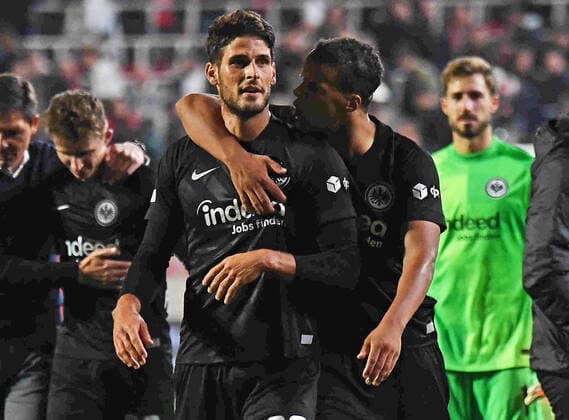 30.09.2021, xjhx, Fussball UEFA Europa League, Royal Antwerpen - Eintracht Frankfurt emspor, v.l. Jubel Freude über den Sieg Goncalo Paciencia (Eintracht Frankfurt) Timothy Chandler (Eintracht Frankfurt) (DFL DFB REGULATIONS PROHIBIT ANY USE OF PHOTOGRAPHS as IMAGE SEQUENCES and or QUASI-VIDEO) Antwerpen