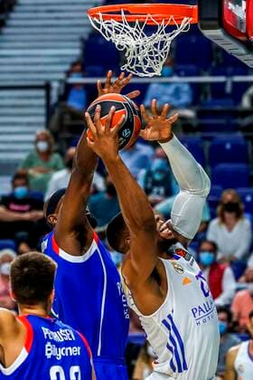 Real Madrid s forward Guerschon Yabusele (R) in action against Anadolu s forward Chris Singleton (L) during the Euroleague basketball game between Real Madrid and Anadolu EFES at WiZink Center in Madrid, Spain, 30 September 2021. Real Madrid - Anadolu EFES !ACHTUNG: NUR REDAKTIONELLE NUTZUNG!  Copyright: xJUANJOxMARTINx GRAF2569 20210930-27632beb0940252bdea15a339cead1468e620fd5