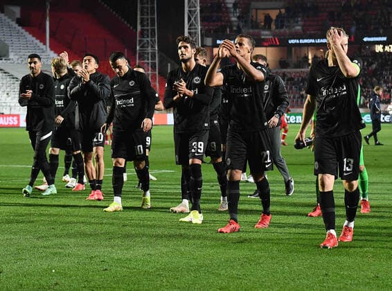 30.09.2021, xjhx, Fussball UEFA Europa League, Royal Antwerpen - Eintracht Frankfurt emspor, v.l. Jubel Freude über den Sieg Filip Kostic (Eintracht Frankfurt) Goncalo Paciencia (Eintracht Frankfurt) Timothy Chandler (Eintracht Frankfurt) Martin Hinteregger (Eintracht Frankfurt) zautz (DFL DFB REGULATIONS PROHIBIT ANY USE OF PHOTOGRAPHS as IMAGE SEQUENCES and or QUASI-VIDEO) Antwerpen