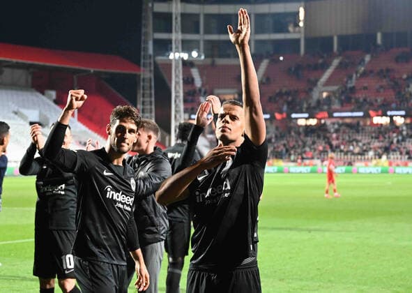 30.09.2021, xjhx, Fussball UEFA Europa League, Royal Antwerpen - Eintracht Frankfurt emspor, v.l. Jubel Freude über den Sieg Goncalo Paciencia (Eintracht Frankfurt) Timothy Chandler (Eintracht Frankfurt) (DFL DFB REGULATIONS PROHIBIT ANY USE OF PHOTOGRAPHS as IMAGE SEQUENCES and or QUASI-VIDEO) Antwerpen