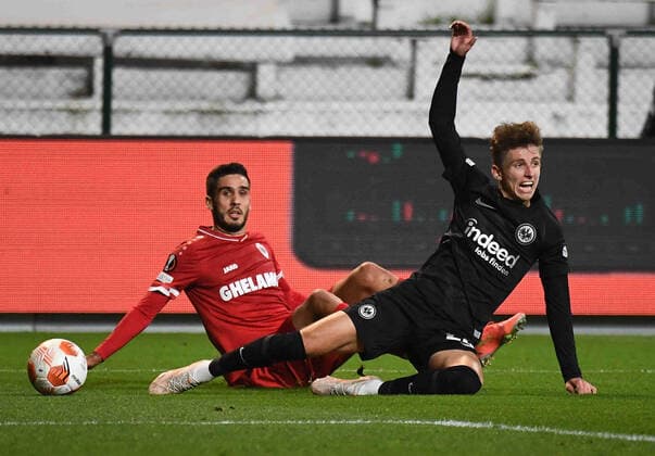 30.09.2021, xjhx, Fussball UEFA Europa League, Royal Antwerpen - Eintracht Frankfurt emspor, v.l. Jesper Lindström Lindstroem (Eintracht Frankfurt) Denis Almeida (Royal Antwerpen) Zweikampf, Aktion, action, battle for the ball (DFL DFB REGULATIONS PROHIBIT ANY USE OF PHOTOGRAPHS as IMAGE SEQUENCES and or QUASI-VIDEO) Antwerpen
