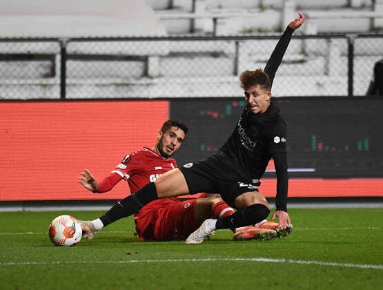 30.09.2021, xjhx, Fussball UEFA Europa League, Royal Antwerpen - Eintracht Frankfurt emspor, v.l. Jesper Lindström Lindstroem (Eintracht Frankfurt) Denis Almeida (Royal Antwerpen) Zweikampf, Aktion, action, battle for the ball Foulelfmeter Foul (DFL DFB REGULATIONS PROHIBIT ANY USE OF PHOTOGRAPHS as IMAGE SEQUENCES and or QUASI-VIDEO) Antwerpen