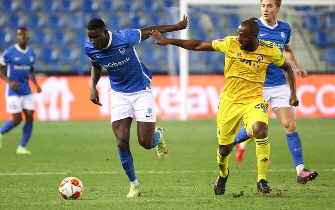 Genk s Paul Onuachu and Dinamo s Kevin Theophile-Catherine fight for the ball during a soccer game between Belgian KRC Genk and Croatian GNK Dinamo Zagreb, Thursday 30 September 2021 in Genk, on day two (out of six) of the group stage of the UEFA Europa League, in Group H. VIRGINIExLEFOUR  x3104112x