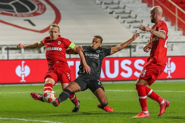 Timothy Chandler (Eintracht Frankfurt, 22) im Zweikampf gegen Ritchie De Laet (Royal Antwerpen FC, 02), BEL, Royal Antwerp Antwerpen FC vs. Eintracht Frankfurt, UEFA Europa League - Gruppe D, Gruppenphase, Spielzeit 2021 2022, 30.09.2021, , DFB DFL regulations prohibit any use of photographs as image sequences and or quasi-video., BEL, Royal Antwerp Antwerpen FC vs. Eintracht Frankfurt, UEFA Europa League - Gruppe D, Gruppenphase, Spielzeit 2021 2022, 30.09.2021 Antwerpen Copyright: xEibner-Pressefoto GabrielxBoiax EP_GBA
