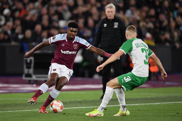 Football - 2021 2022 UEFA Europa League - Group H - Round Two - West Ham United vs Rapid Vienna - London Stadium - Thursday 30th September West Ham United s Ben Johnson holds off the challenge from Rapid Vienna s Maximilian Ullmann. COLORSPORT Ashley Western 
