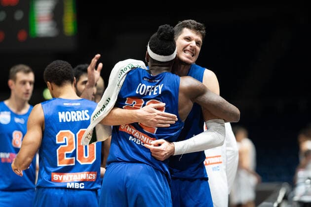 Chris Coffey (Nr. 22 Syntainics MBC) Goran Huskic (Nr. 23 Syntainics MBC) nach Abpfiff Basketball Loewen Braunschweig - Syntainics MBC Basketball Loewen Braunschweig - Syntainics MBC, Basketball, BBL, Saison 2020 2021, 30.09.2021 Braunschweig Copyright: xEibner-Pressefoto DanielxReineltx EP_DRT