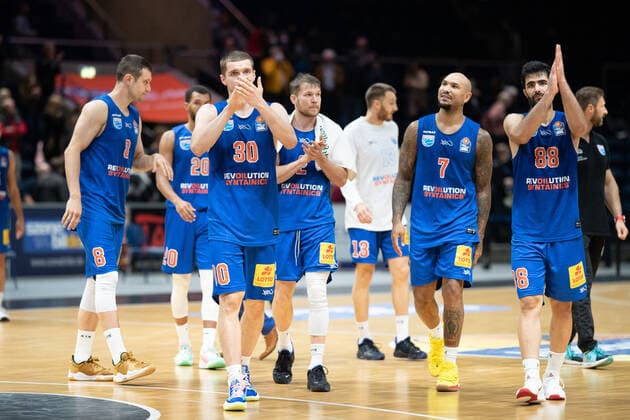 Die Weissenfelser bedanken sich bei den mitgereisten Fans Basketball Loewen Braunschweig - Syntainics MBC Basketball Loewen Braunschweig - Syntainics MBC, Basketball, BBL, Saison 2020 2021, 30.09.2021 Braunschweig Copyright: xEibner-Pressefoto DanielxReineltx EP_DRT