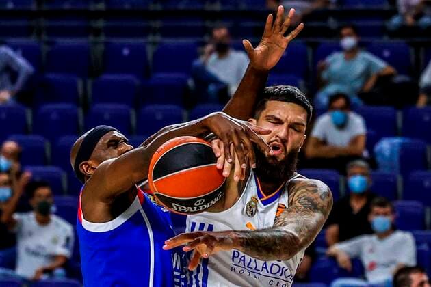 Sport Themen der Woche KW39 Sport Bilder des Tages Real Madrid s center Vincent Poirier (R) in action against Anadolu s forward Chris Singleton (L) during the Euroleague basketball game between Real Madrid and Anadolu EFES at WiZink Center in Madrid, Spain, 30 September 2021. Real Madrid - Anadolu EFES !ACHTUNG: NUR REDAKTIONELLE NUTZUNG!  Copyright: xJUANJOxMARTINx GRAF2575 20210930-f42284e8c62f96c17beda5606684d8d0e0dee424
