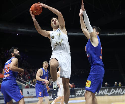 Benedikt Turudic (Basketball Loewen Braunschweig) am Ball