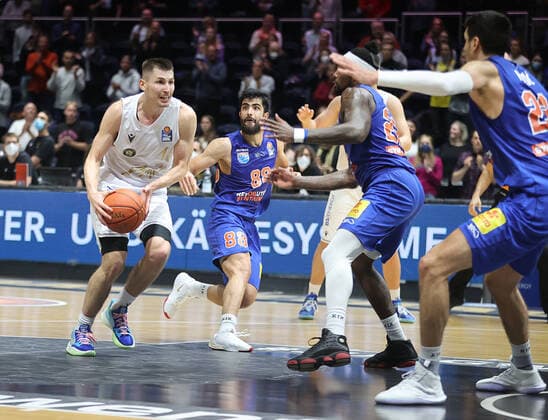David Kraemer (Basketball Loewen Braunschweig) am Ball