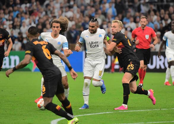 Dimitri Payet (OM) et Matteo Guendouzi (OM) vs Victor Nelsson FOOTBALL : OM vs Galatasaray - 30 09 2021 Mao Panoramic 