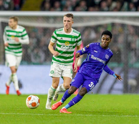 Jeremie Frimpong of Bayer 04 Leverkusen is closed down by David Turnull of Celtic during the Europa League Group G match between Celtic and Bayer 04 Leverkusen at Celtic Park, Glasgow  Copyright: xKennyxRamsay,x78xNewarkxStreet,xGreenockxPA16x7TFxRenfrewshire,xScotlandx