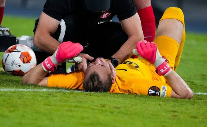 6663137 30.09.2021 Medics help injured Spartak s goalkeeper Aleksandr Maksimenko during the Europa League soccer match between Napoli and Spartak Moscow, at Diego Armando Maradona stadium, in Naples, Italy. Alexander Vilf Sputnik Italy Soccer Europa League Napoli - Spartak  4309bd74d84c95a