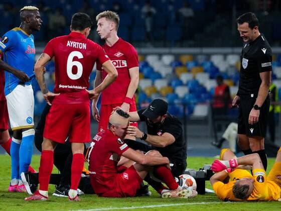 Sport Bilder des Tages 6663140 30.09.2021 Medics help injured Spartak s goalkeeper Aleksandr Maksimenko during the Europa League soccer match between Napoli and Spartak Moscow, at Diego Armando Maradona stadium, in Naples, Italy. Alexander Vilf Sputnik Italy Soccer Europa League Napoli - Spartak  750b9d136e872f70