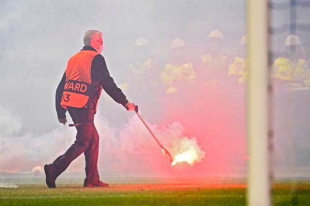 Sport Bilder des Tages GENK, BELGIUM - SEPTEMBER 30 : Illustration of steward handling flares during the UEFA Europa League Group stage H match between KRC Genk and Dinamo Zagreb on September 30, 2021 in Genk, Belgium, 30 09 2021 ( KRC Genk v Dinamo Zagreb - UEFA Europa League PhotoNews Panoramic 