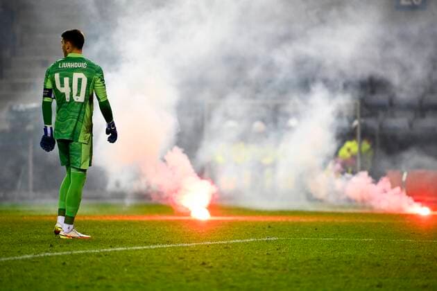 GENK, BELGIUM - SEPTEMBER 30 : Tobe Leysen goalkeeper of KRC Genk with flares during the UEFA Europa League Group stage H match between KRC Genk and Dinamo Zagreb on September 30, 2021 in Genk, Belgium, 30 09 2021 ( KRC Genk v Dinamo Zagreb - UEFA Europa League PhotoNews Panoramic 
