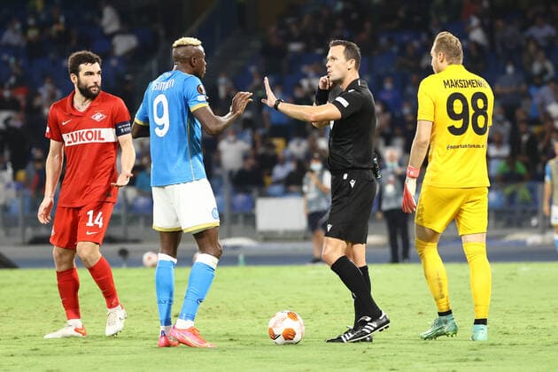 NAPLES, ITALY – SEPTEMBER 30: The referee Ivan Kruzliak gestures with Victor Osimhen during the Europa League match between SSC Napoli and FC Spartak Moscow at Stadio Diego Armando Maradona on September 30, 2021 in Naples, Italy Copyright: xFotoagenziax