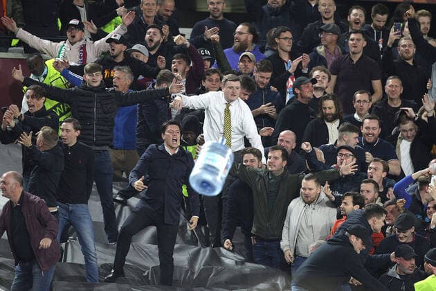 Bilder des Jahres 2021, Sport 09 September Sport Themen der Woche KW39 West Ham United v Rapid Vienna UEFA Europa League As Declan Rice of West Ham United celebrates scoring his side?s 1st goal the two sets of fans clash with the Vienna fans jumping over the barrier and grabbing photographers stools and lens hoods and a water bottle to throw at the home fans during the UEFA Europa League Group H match at the London Stadium, Stratford Content Not Available For UK Newspapers Copyright: xPaulxChestertonx FIL-15928-0017