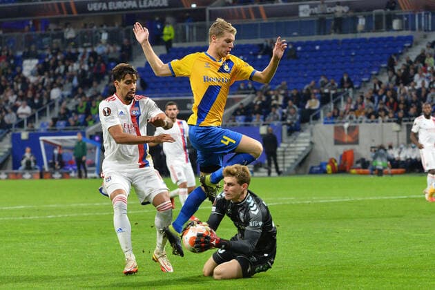 Lucas Paqueta (lyon) vs Mads Hermansen et Sigur Rosted (brondby) FOOTBALL : Olympique Lyonnais vs Brondby IF - Ligue Europa - 30 09 2021 FredericChambert Panoramic 