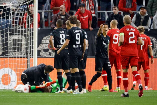 Sport Bilder des Tages 30.09.2021, Fussball, Europa League, 2021 - 2022, Royal Antwerpen - Eintracht Frankfurt, BEL, Antwerpen, Bosuilstadion Bild: v. li. Torwart Kevin Trapp (Eintracht Frankfurt) wird nach einem Boellerwurf behandelt Copyright: HMBxMedia xHeikoxBecker