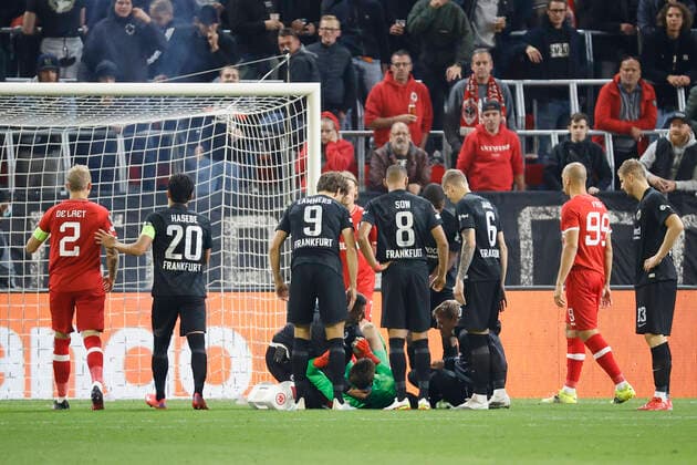 30.09.2021, Fussball, Europa League, 2021 - 2022, Royal Antwerpen - Eintracht Frankfurt, BEL, Antwerpen, Bosuilstadion Bild: v. li. Torwart Kevin Trapp (Eintracht Frankfurt) wird nach einem Boellerwurf behandelt Copyright: HMBxMedia xHeikoxBecker