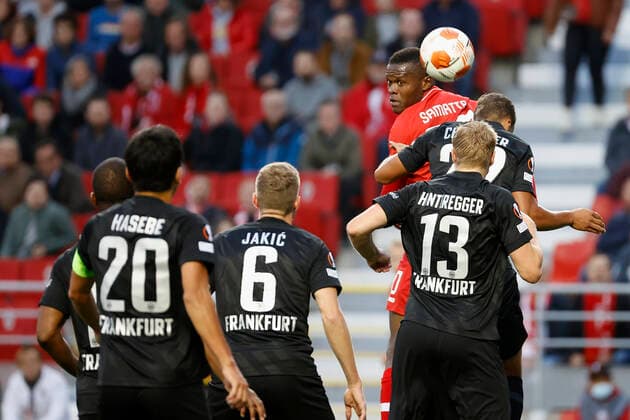 30.09.2021, Fussball, Europa League, 2021 - 2022, Royal Antwerpen - Eintracht Frankfurt, BEL, Antwerpen, Bosuilstadion Bild: v. li. Ally Samatta (Royal Antwerpen FC) Copyright: HMBxMedia xHeikoxBecker