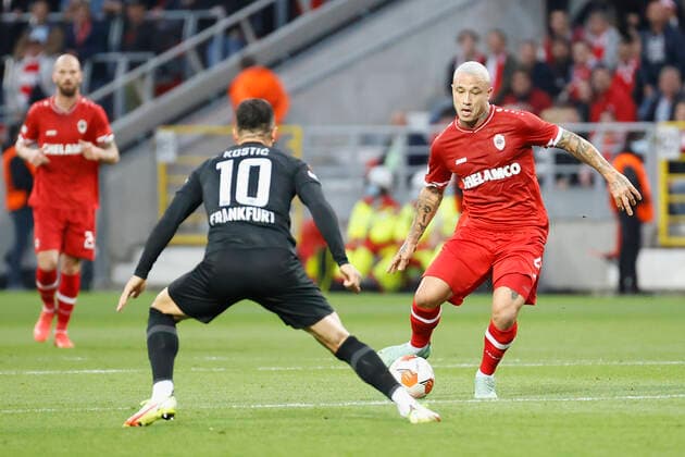30.09.2021, Fussball, Europa League, 2021 - 2022, Royal Antwerpen - Eintracht Frankfurt, BEL, Antwerpen, Bosuilstadion Bild: v. li. Filip Kostic (Eintracht Frankfurt) und Radja Nainggolan (Royal Antwerpen FC) Copyright: HMBxMedia xHeikoxBecker
