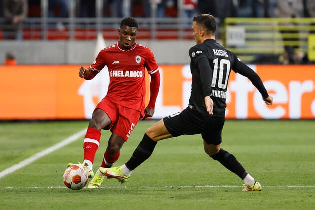 30.09.2021, Fussball, Europa League, 2021 - 2022, Royal Antwerpen - Eintracht Frankfurt, BEL, Antwerpen, Bosuilstadion Bild: v. li. Aurelio Buta (Royal Antwerpen FC) und Filip Kostic (Eintracht Frankfurt) Copyright: HMBxMedia xHeikoxBecker