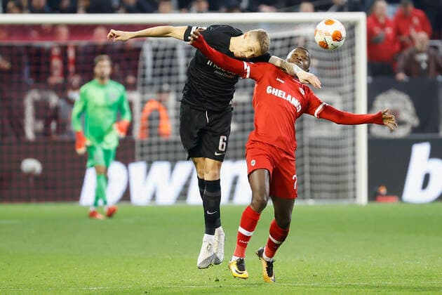 30.09.2021, Fussball, Europa League, 2021 - 2022, Royal Antwerpen - Eintracht Frankfurt, BEL, Antwerpen, Bosuilstadion Bild: v. li. Kristijan Jakic (Eintracht Frankfurt) und Ally Samatta (Royal Antwerpen FC) Copyright: HMBxMedia xHeikoxBecker