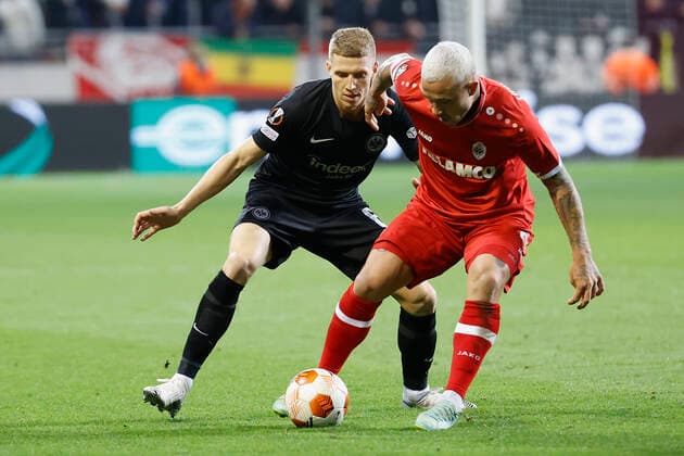 30.09.2021, Fussball, Europa League, 2021 - 2022, Royal Antwerpen - Eintracht Frankfurt, BEL, Antwerpen, Bosuilstadion Bild: v. li. Kristijan Jakic (Eintracht Frankfurt) und Radja Nainggolan (Royal Antwerpen FC) Copyright: HMBxMedia xHeikoxBecker