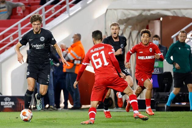 30.09.2021, Fussball, Europa League, 2021 - 2022, Royal Antwerpen - Eintracht Frankfurt, BEL, Antwerpen, Bosuilstadion Bild: v. li. Sam Lammers (Eintracht Frankfurt) und Dinis Almeida (Royal Antwerpen FC) Copyright: HMBxMedia xHeikoxBecker