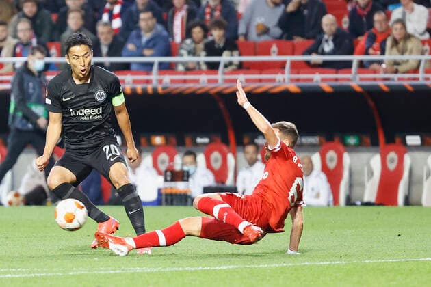 30.09.2021, Fussball, Europa League, 2021 - 2022, Royal Antwerpen - Eintracht Frankfurt, BEL, Antwerpen, Bosuilstadion Bild: v. li. Makoto Hasebe (Eintracht Frankfurt) und Birger Verstraete (Royal Antwerpen FC) Copyright: HMBxMedia xHeikoxBecker