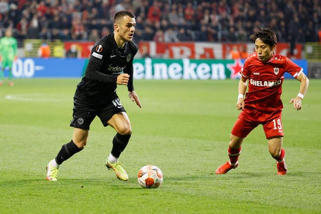 30.09.2021, Fussball, Europa League, 2021 - 2022, Royal Antwerpen - Eintracht Frankfurt, BEL, Antwerpen, Bosuilstadion Bild: v. li. Filip Kostic (Eintracht Frankfurt) und Koji Miyoshi (Royal Antwerpen FC) Copyright: HMBxMedia xHeikoxBecker