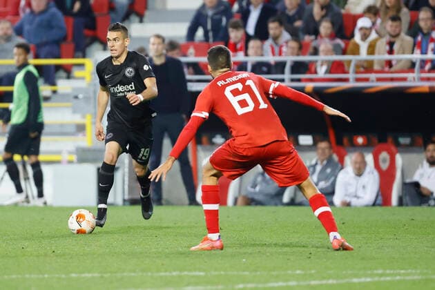 30.09.2021, Fussball, Europa League, 2021 - 2022, Royal Antwerpen - Eintracht Frankfurt, BEL, Antwerpen, Bosuilstadion Bild: v. li. Rafael Borre (Eintracht Frankfurt) und Dinis Almeida (Royal Antwerpen FC) Copyright: HMBxMedia xHeikoxBecker