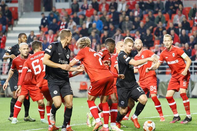 30.09.2021, Fussball, Europa League, 2021 - 2022, Royal Antwerpen - Eintracht Frankfurt, BEL, Antwerpen, Bosuilstadion Bild: Martin Hinteregger (Eintracht Frankfurt) m. mit einer Chance Copyright: HMBxMedia xHeikoxBecker