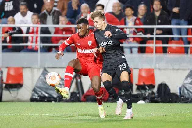 30.09.2021, Fussball, Europa League, 2021 - 2022, Royal Antwerpen - Eintracht Frankfurt, BEL, Antwerpen, Bosuilstadion Bild: v. li. Aurelio Buta (Royal Antwerpen FC) und Jesper Lindstroem (Eintracht Frankfurt) Copyright: HMBxMedia xHeikoxBecker