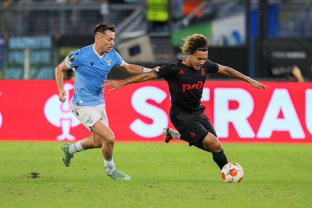 UEFA Europa League ( SS Lazio vs Lokomotiv Moskva - 20210930 ) ROME, ITALY, SEP 30: Tino Anjorin of Lokomotiv Moskva is challenged by Manuel Lazzari of SS Lazio during the UEFA Europa League group E match between SS Lazio and Lokomotiv Moskva at Olimpico Stadium on September 30, 2021 in Rome, Italy. SS Lazio won the match 2-0. Rome Olympic Stadium Italy 6995_247773 Copyright: xGiampieroxSposito PentaxPressx