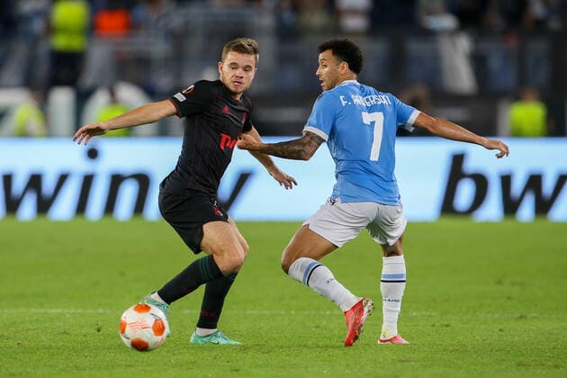 UEFA Europa League ( SS Lazio vs Lokomotiv Moskva - 20210930 ) ROME, ITALY, SEP 30: Dmitrii Rybchinskii of Lokomotiv Moskva competes for the ball against Felipe Anderson of SS Lazio during the UEFA Europa League group E match between SS Lazio and Lokomotiv Moskva at Olimpico Stadium on September 30, 2021 in Rome, Italy. SS Lazio won the match 2-0. Rome Olympic Stadium Italy 6995_247777 Copyright: xGiampieroxSposito PentaxPressx