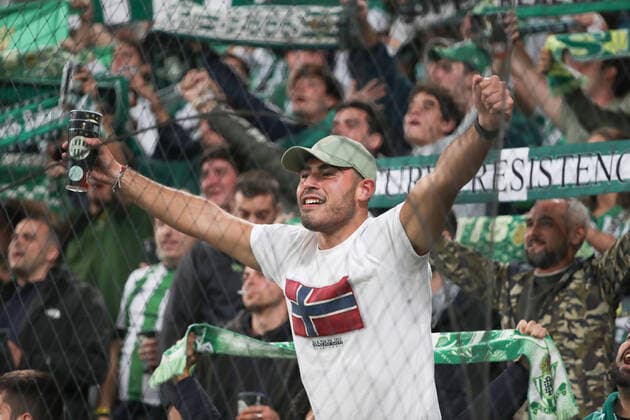 Fussball, Herren, Saison 2021 2022, UEFA Europa League (Gruppe G, 2. Spieltag), Ferencvaros Budapest - Real Betis Sevilla, Fans von Budapest, 30.09. 2021, Copyright: xSzilviaxMichellerx xMatthiasxKocx