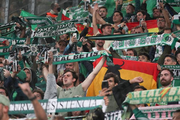 Fussball, Herren, Saison 2021 2022, UEFA Europa League (Gruppe G, 2. Spieltag), Ferencvaros Budapest - Real Betis Sevilla, Fans von Sevilla, 30.09. 2021, Copyright: xSzilviaxMichellerx xMatthiasxKocx