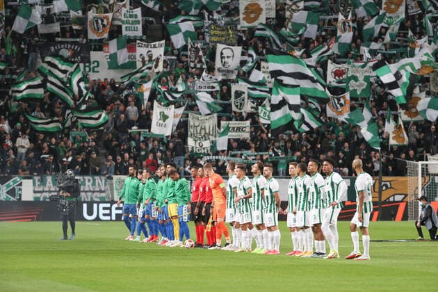 Fussball, Herren, Saison 2021 2022, UEFA Europa League (Gruppe G, 2. Spieltag), Ferencvaros Budapest - Real Betis Sevilla, beide Mannschaften vor dem Spiel, rechts Budapest, 30.09. 2021, Copyright: xSzilviaxMichellerx xMatthiasxKocx