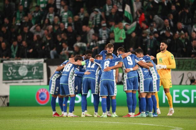 Fussball, Herren, Saison 2021 2022, UEFA Europa League (Gruppe G, 2. Spieltag), Ferencvaros Budapest - Real Betis Sevilla, Real Betis motivert sich vor dem Spiel, rechts Torwart Rui Silva, 30.09. 2021, Copyright: xSzilviaxMichellerx xMatthiasxKocx