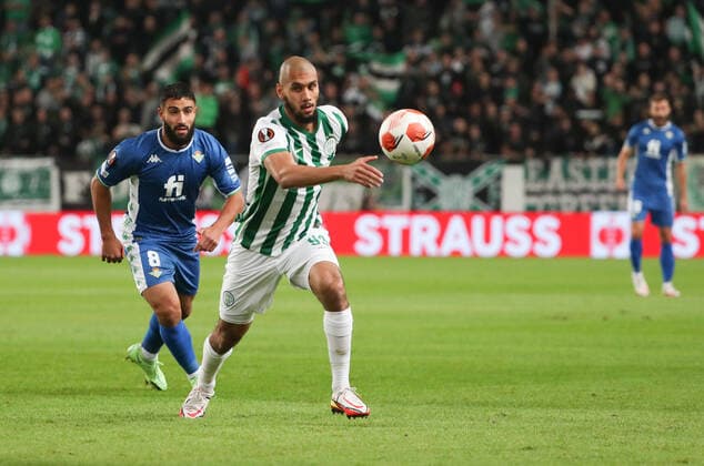 Fussball, Herren, Saison 2021 2022, UEFA Europa League (Gruppe G, 2. Spieltag), Ferencvaros Budapest - Real Betis Sevilla, v. l. Nabil Fekir (Betis), Aissa Laidouni (Budapest), 30.09. 2021, Copyright: xSzilviaxMichellerx xMatthiasxKocx