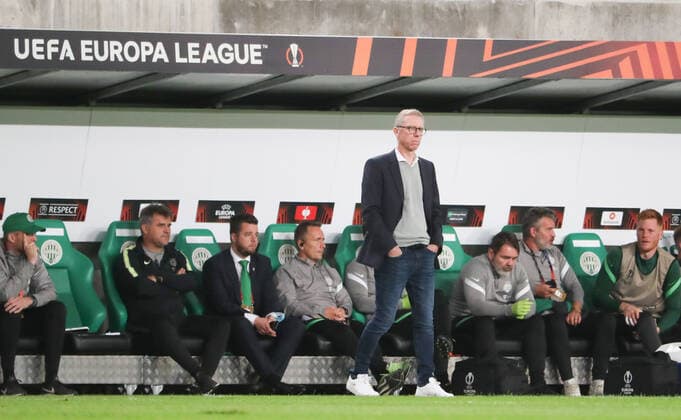 Sport Bilder des Tages Fussball, Herren, Saison 2021 2022, UEFA Europa League (Gruppe G, 2. Spieltag), Ferencvaros Budapest - Real Betis Sevilla, Trainer Peter Stöger (Budapest) auf der Bank, 30.09. 2021, Copyright: xSzilviaxMichellerx xMatthiasxKochx