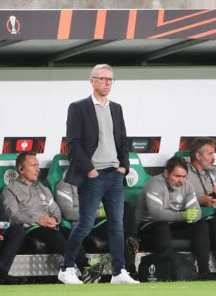 Fussball, Herren, Saison 2021 2022, UEFA Europa League (Gruppe G, 2. Spieltag), Ferencvaros Budapest - Real Betis Sevilla, Trainer Peter Stöger (Budapest) auf der Bank, 30.09. 2021, Copyright: xSzilviaxMichellerx xMatthiasxKocx