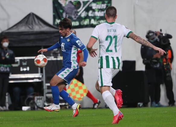 Fussball, Herren, Saison 2021 2022, UEFA Europa League (Gruppe G, 2. Spieltag), Ferencvaros Budapest - Real Betis Sevilla, v. l. Rodri (Betis), Endre Botka, 30.09. 2021, Copyright: xSzilviaxMichellerx xMatthiasxKochx