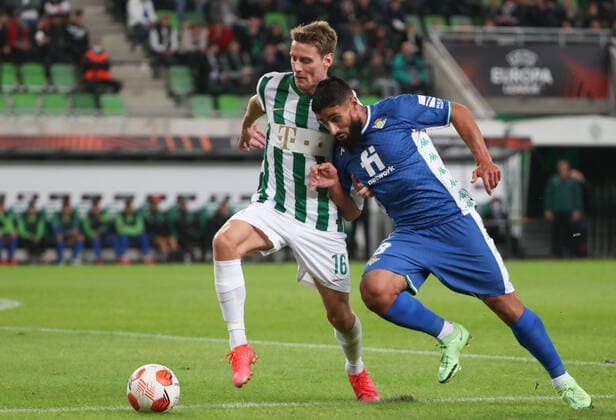 Fussball, Herren, Saison 2021 2022, UEFA Europa League (Gruppe G, 2. Spieltag), Ferencvaros Budapest - Real Betis Sevilla, v. l. Kristoffer Zachariassen (Budapest), Nabil Fekir (Betis), 30.09. 2021, Copyright: xSzilviaxMichellerx xMatthiasxKochx