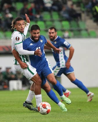 Fussball, Herren, Saison 2021 2022, UEFA Europa League (Gruppe G, 2. Spieltag), Ferencvaros Budapest - Real Betis Sevilla (1:3), v. l. Samy Mmaee (Budapest), Nabil Fekir (Betis), 30.09. 2021, Copyright: xSzilviaxMichellerx xMatthiasxKochx