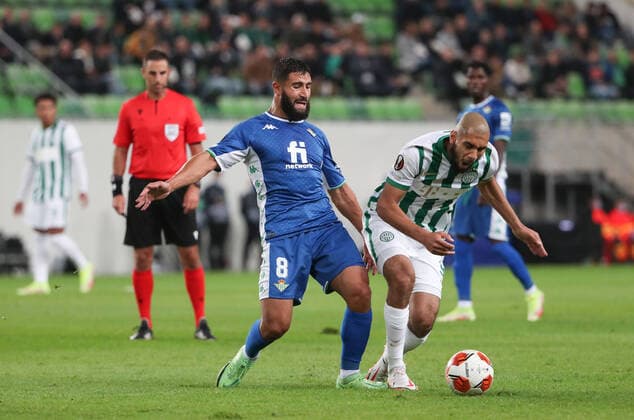 Fussball, Herren, Saison 2021 2022, UEFA Europa League (Gruppe G, 2. Spieltag), Ferencvaros Budapest - Real Betis Sevilla, v. l. Nabil Fekir (Betis), Aissa Laidouni (Budapest), 30.09. 2021, Copyright: xSzilviaxMichellerx xMatthiasxKochx